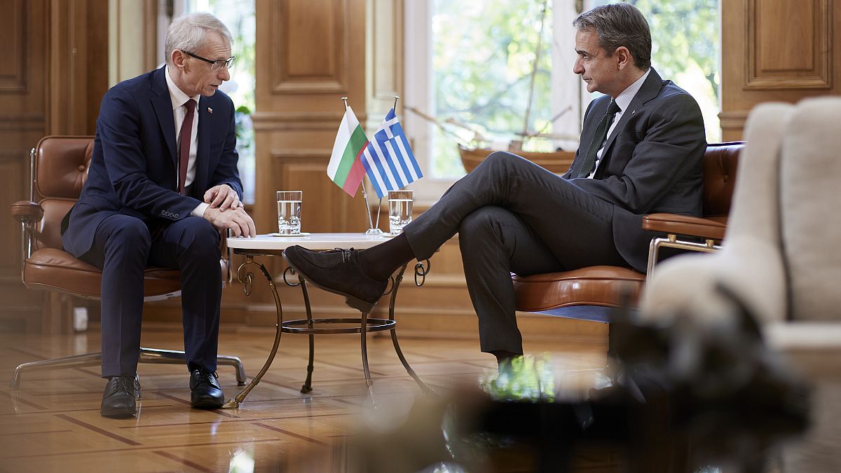 Ο πρωθυπουργός Κυριάκος Μητσοτάκης (Δ) συνομιλεί με τον πρωθυπουργό της Βουλγαρίας Nikolai Denkov (Α) κατά τη διάρκεια της συνάντησής τους στο Μέγαρο Μαξίμου