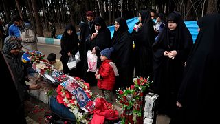 إيرانيون يضعون الورود في موقع الانفجار في مدينة كرمان