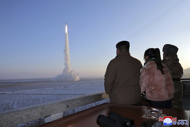 Kim Jong-Un assiste al lancio di un missile balistico in una località non nota della Corea del Nord