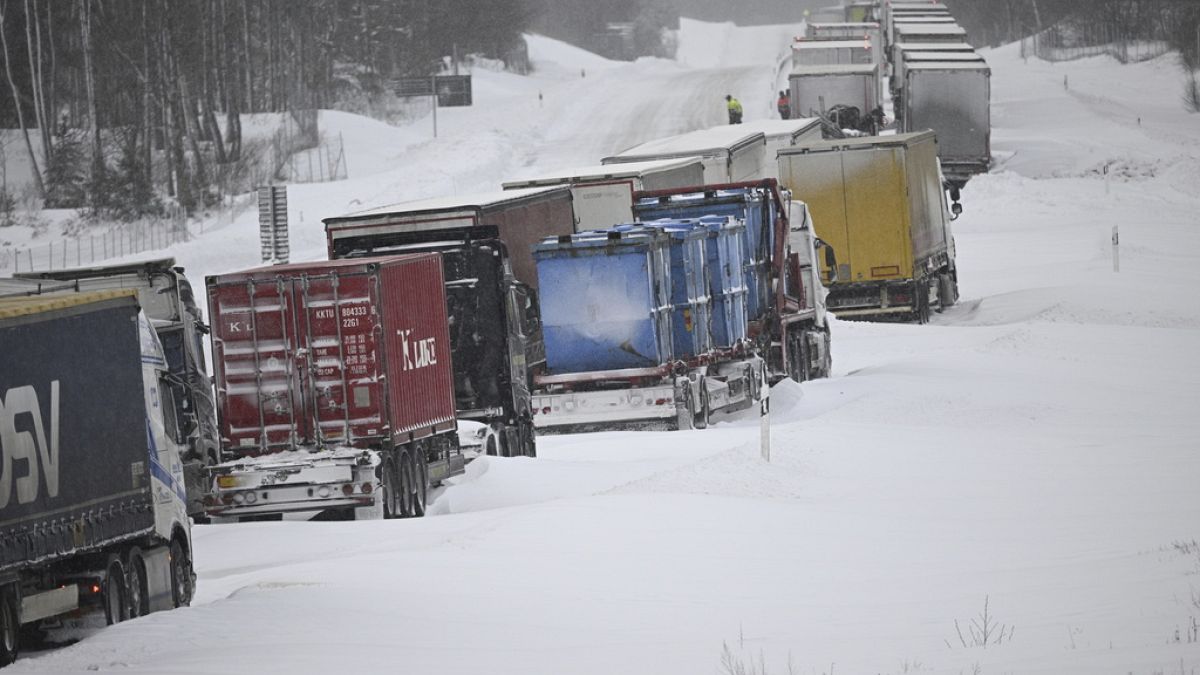 Des centaines de poids-lourds ont été paralysés par de fortes chutes de neige, ici au sud de la Suède.