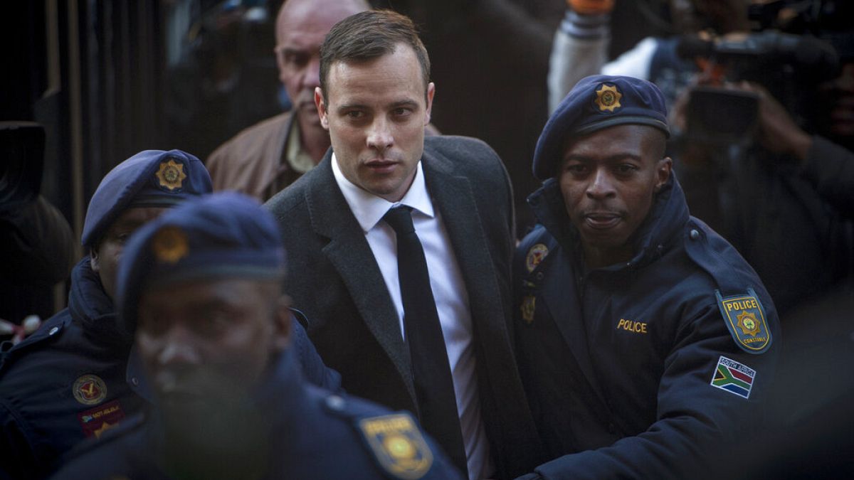 Oscar Pistorius wurde nach neun Jahren Haft auf Bewährung freigelassen. Der 37-Jährige hatte seine Freundin in seinem Haus erschossen.