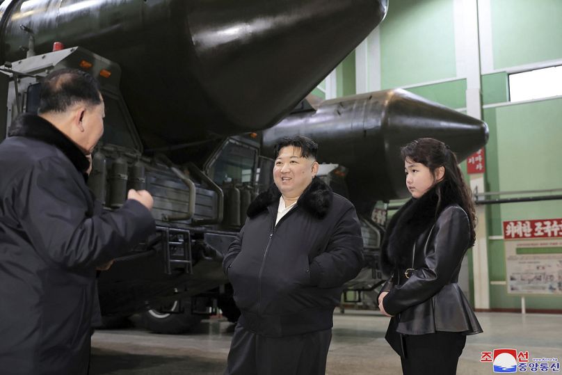 Kuzey Kore lideri Kim Jong un, kızı ile birlikte Kuzey Kore'de nakliye rampaları üreten bir fabrikayı ziyaret etti