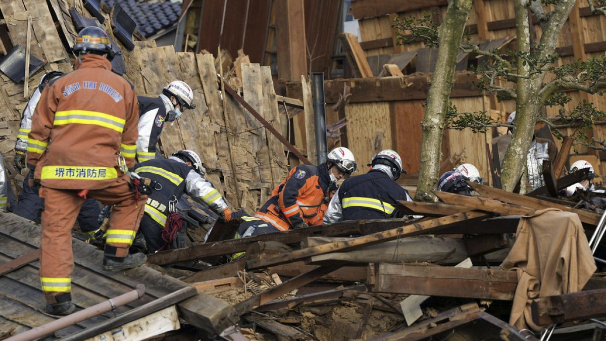 Земетресение в Япония: оцелели открити под развалините, много все още са изчезнали
