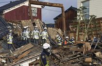 Squadre di soccorso tra le macerie in Giappone dopo il forte terremoto che ha colpito il Paese