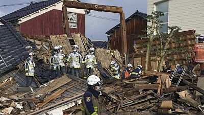 Squadre di soccorso tra le macerie in Giappone dopo il forte terremoto che ha colpito il Paese