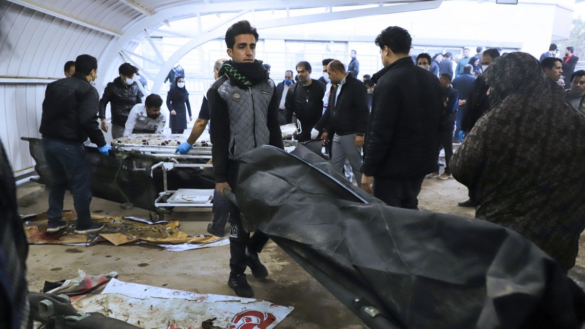 Holttest elszállítása a robbanás helyszínéről az iráni Kermánban