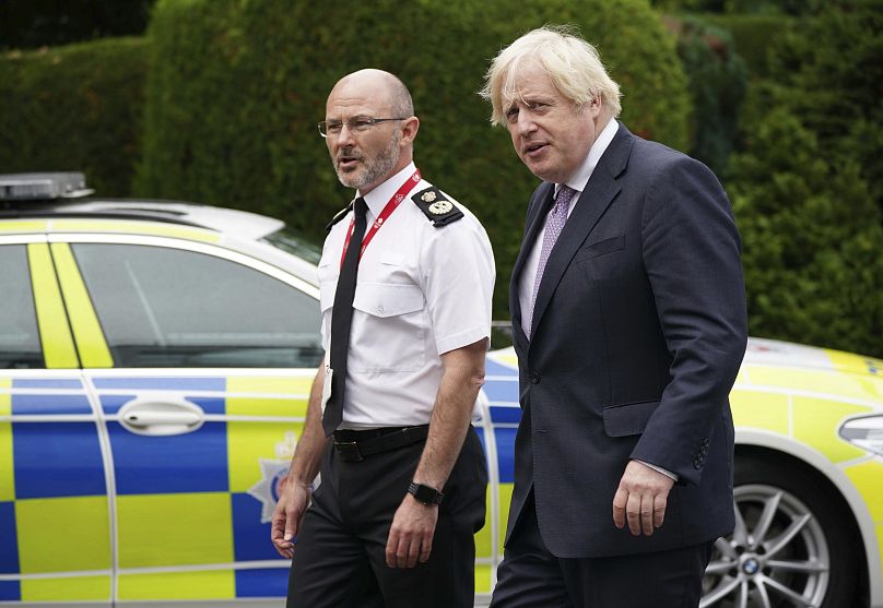 Boris Johnson akkori brit miniszterelnök Gavin Stephensszel Surrey-ben 2021. július 27-én