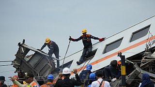 Los rescatistas inspeccionan los restos de la colisión entre dos trenes en Cicalengka, Java Occidental, Indonesia, el viernes 5 de enero de 2024.