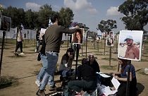 Angehörige von Hamas-Geiseln auf dem Gelände des Nova-Festivals am 5.1.24