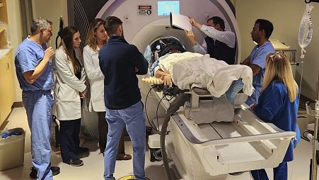 En esta fotografía proporcionada por el Instituto de Neurociencia Rockefeller de WVU, un paciente con Alzheimer se somete a un tratamiento de ultrasonido enfocado con el equipo RNI de WVU en Virginia Occidental.