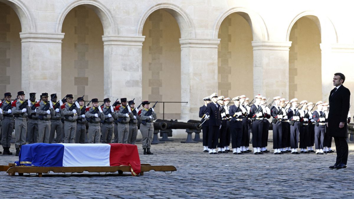 Der französische Präsident Emmanuel Macron ehrt den verstorbenen französischen Politiker und ehemaligen Präsidenten der Europäischen Kommission Jacques Delors.