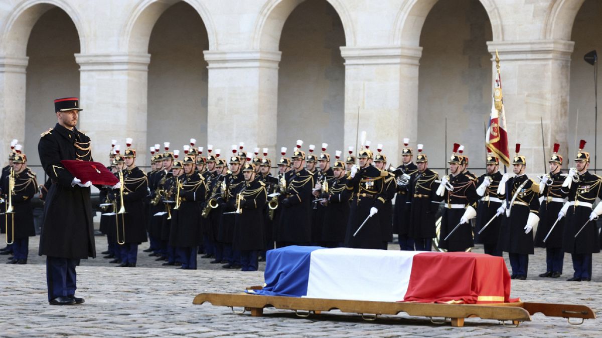 Le cercueil de Jacques Delors dans la Cour des Invalides à Paris, le 5 janvier 2023.