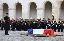 Le cercueil de Jacques Delors dans la Cour des Invalides à Paris, le 5 janvier 2023.