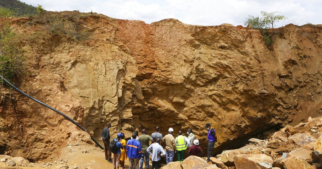 Zimbabwe gold mine collapse leaves 11 miners trapped