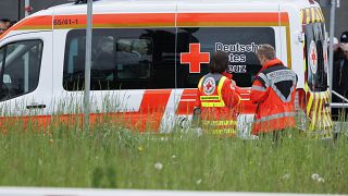 Una ambulancia estacionada en una planta de Mercedes-Benz en Sindelfingen, Alemania, el jueves 11 de mayo de 2023.