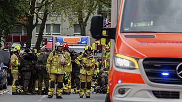 I vigili del fuoco che, in Germania, hanno spento l'incendio in un ospedale