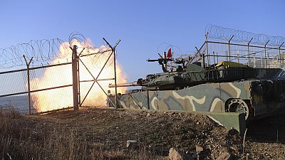 En la foto facilitada por el Ministerio de Defensa surcoreano, un tanque surcoreano dispara proyectiles durante unos ejercicios de tiro en la zona de las Islas del Norte.