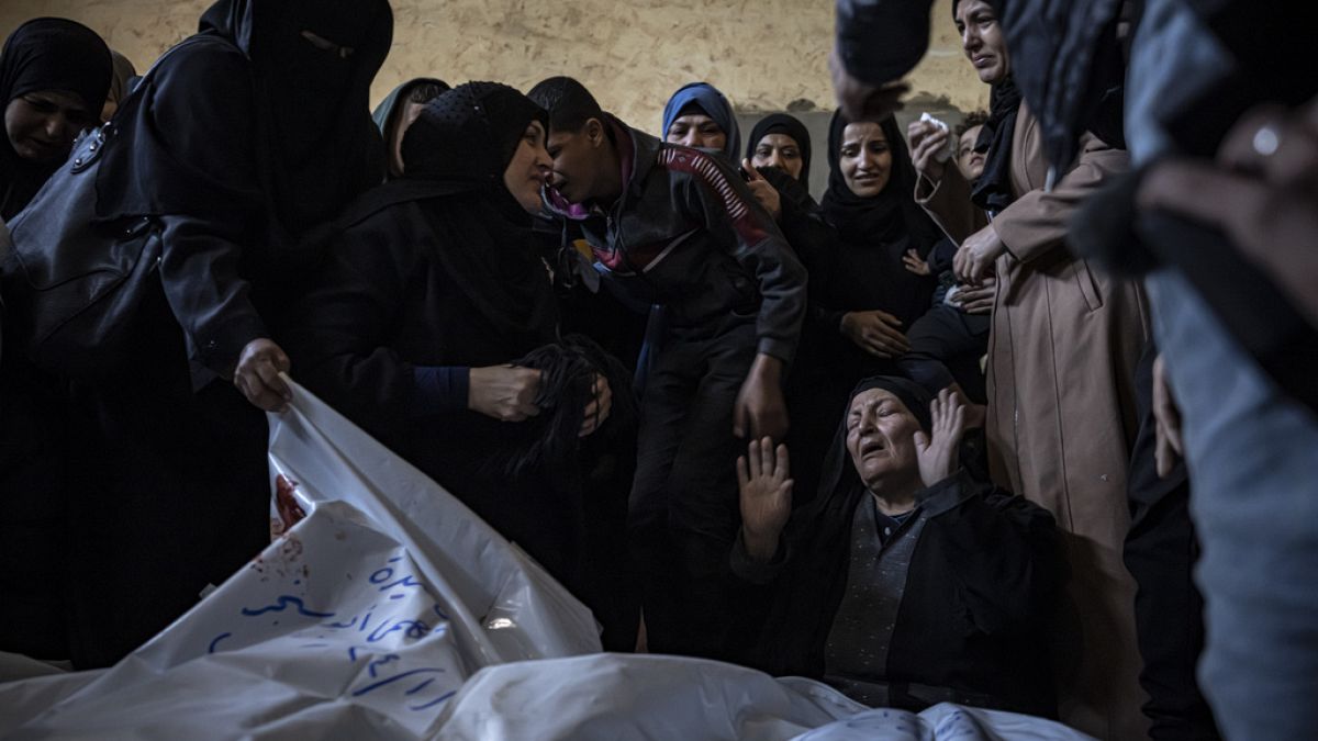 أفراد عائلة أبو سنجار ينعون أقاربهم الذين قُتلوا في القصف الإسرائيلي لقطاع غزة، في منزلهم في رفح، جنوب غزة، 5 يناير، 2024.