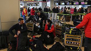 Spanyol tűzoltók felszerelésükkel a madridi Barajas nemzetközi repülőtéren 2023. február 6-án, hétfőn.