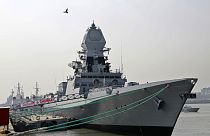 Arşiv: Kolkata sınıfı bir destroyer olan INS Chennai, Hindistan'ın Mumbai kentinde bir iskeleye demirledi. 2016