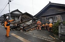 عمال الإنقاذ يبحثون تحت أنقاض منزل منهار بسبب زلزال قوي في سوزو، محافظة إيشيكاوا- 3 يناير، 2024.