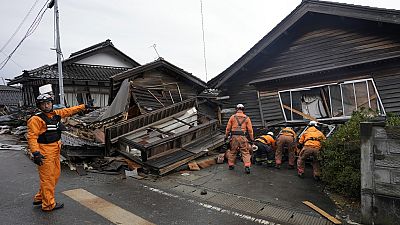 عمال الإنقاذ يبحثون تحت أنقاض منزل منهار بسبب زلزال قوي في سوزو، محافظة إيشيكاوا- 3 يناير، 2024.