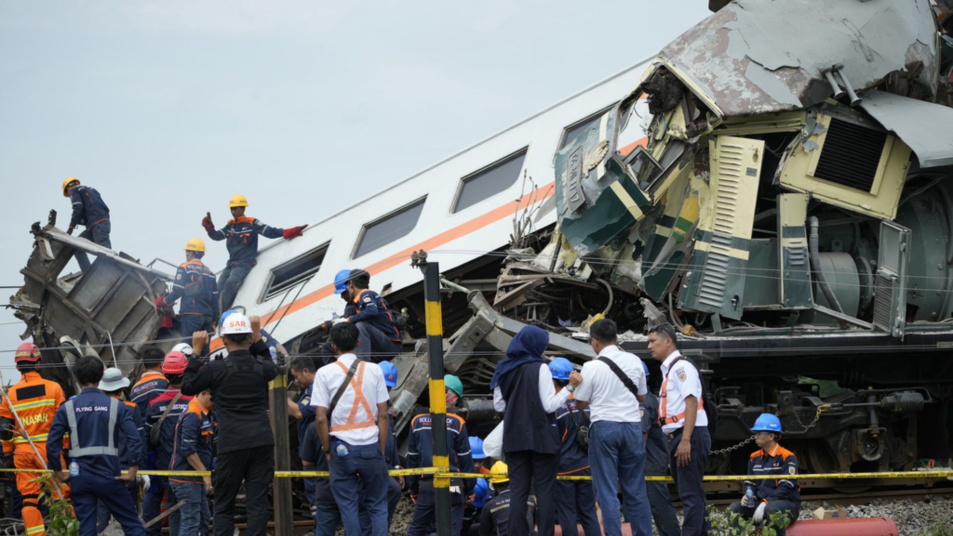 Al Menos Cuatro Muertos Tras El Choque De Dos Trenes En La Isla De Java ...