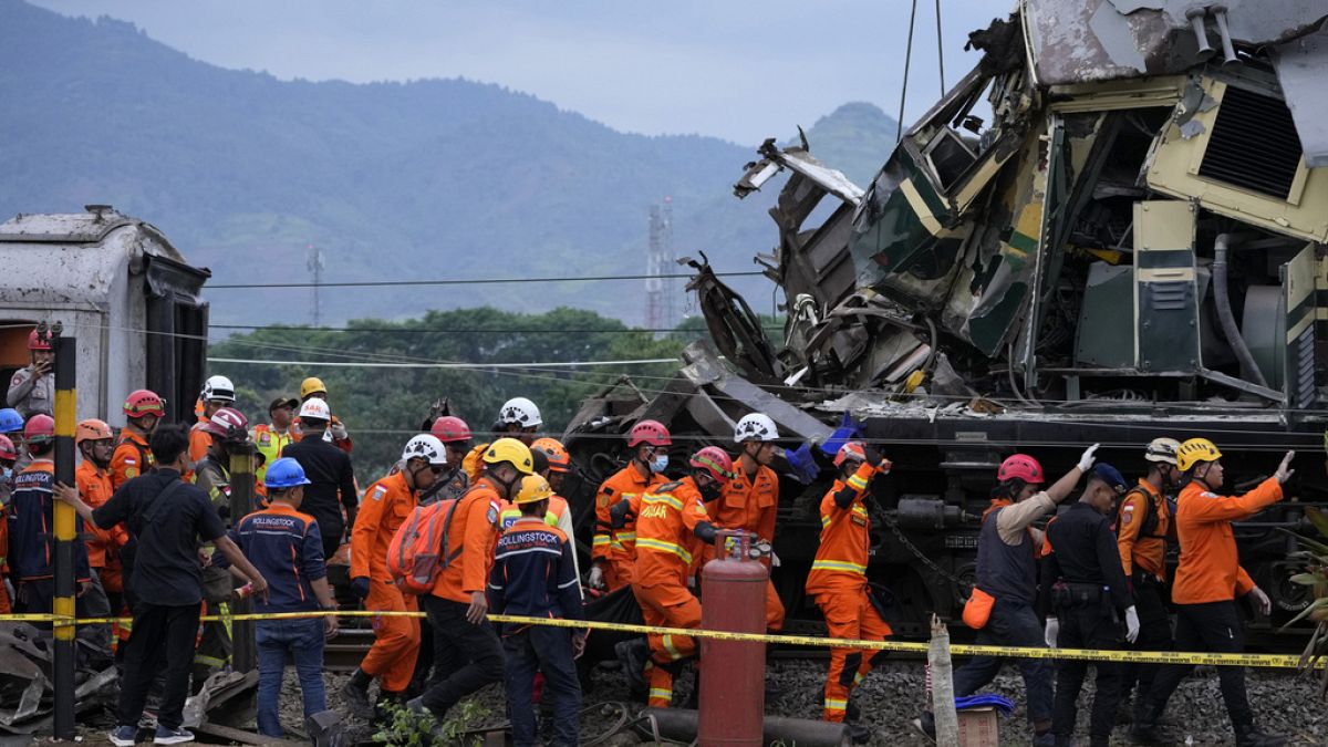 4 tewas dan puluhan luka-luka dalam tabrakan kereta api di Indonesia
