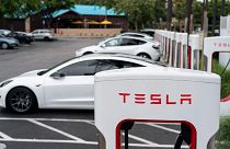  سيارات تسلا الكهربائية يتم شحنها في محطة شحن في أنهايم، كاليفورنيا، 9 يونيو 2023