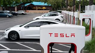  سيارات تسلا الكهربائية يتم شحنها في محطة شحن في أنهايم، كاليفورنيا، 9 يونيو 2023