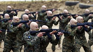 Kämpfer der libanesischen militanten Gruppe Hisbollah führen im Mai 2023 eine Trainingsübung im Dorf Aaramta im Bezirk Jezzine im Südlibanon durch
