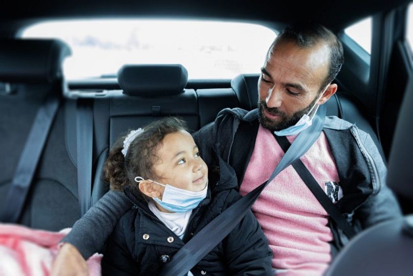 Палестинские отец и дочь едут на прием к врачу в Израиле