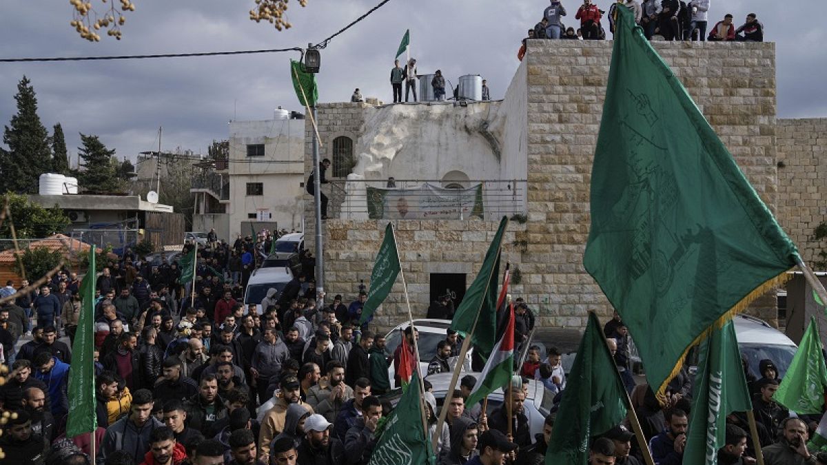 Manifestantes palestinos durante una protesta contra el asesinato del alto funcionario de Hamás en Beirut, en Arura, el 5 de enero de 2024.