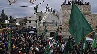 Manifestantes palestinos durante una protesta contra el asesinato del alto funcionario de Hamás en Beirut, en Arura, el 5 de enero de 2024.