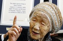 كين تاناكا المعمرة الياباني البالغة من العمر 117 عامًا، بعد حصولها على شهادة غينيس للأرقام القياسية، في دار لرعاية المسنين حيث تعيش في فوكوكا، جنوب غرب اليابان في 9 مارس 2019.