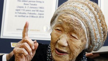 كين تاناكا المعمرة الياباني البالغة من العمر 117 عامًا، بعد حصولها على شهادة غينيس للأرقام القياسية، في دار لرعاية المسنين حيث تعيش في فوكوكا، جنوب غرب اليابان في 9 مارس 2019.