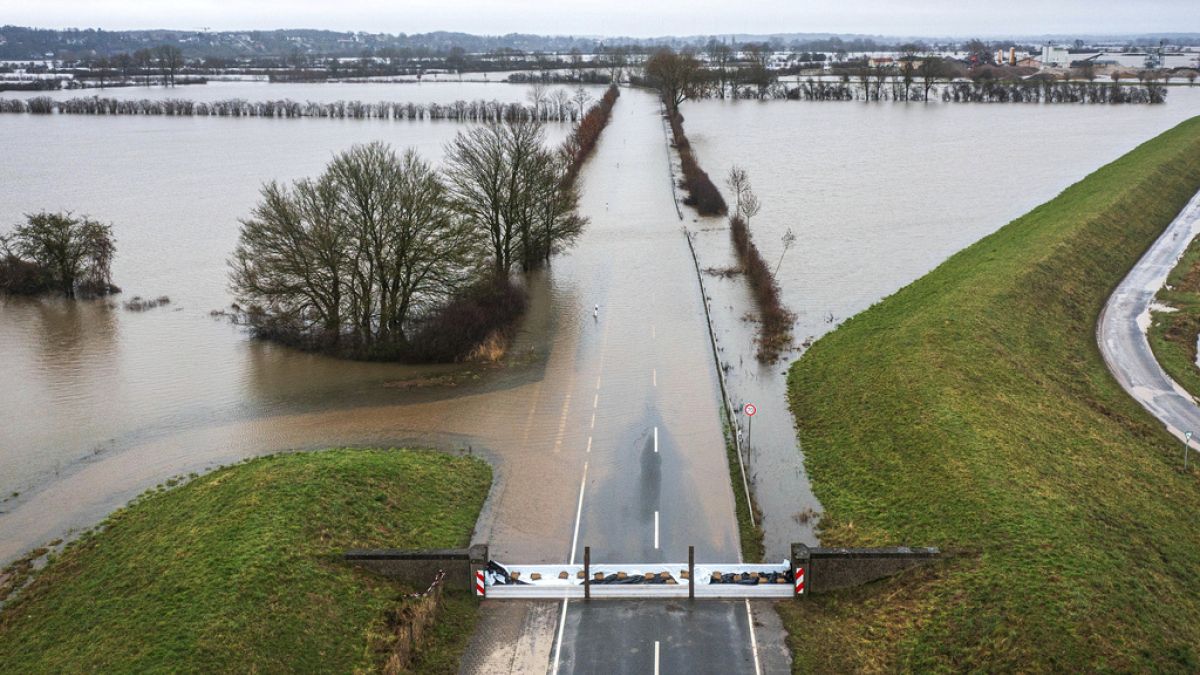 Estrada inundada na Alemanha