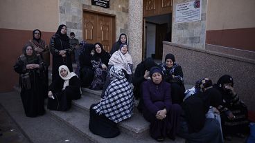 فلسطينيات خارج مشرحة في خانيونس