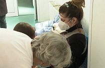 أم مع طفلها في أحد المستشفيات في رومانيا