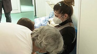 أم مع طفلها في أحد المستشفيات في رومانيا