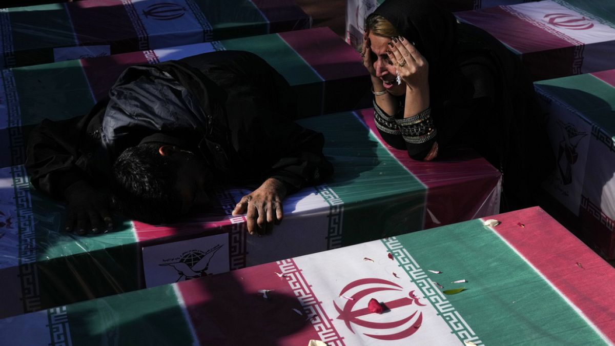 İran'ın Kirman kentinde düzenlenen ve onlarca kişinin öldüğü intihar eyleminin kurba toprağa verilmeden önce yakınları, tabutları başında gözyaşı dökerken