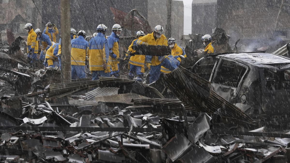Polizisten beseitigen brennende Trümmer auf einem Markt in Wajima, Präfektur Ishikawa, Japan, 6. Januar 2024.