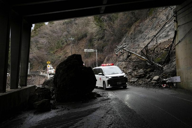 Ambulanslar, Noto yarımadasındaki Wajima'da yola düşen kayalar ve heyelanlar arasında ilerliyor