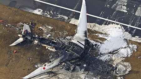 Esta fotografía aérea muestra el avión de Japan Airlines quemado en el aeropuerto de Haneda el miércoles 3 de enero de 2024 en Tokio, Japón.