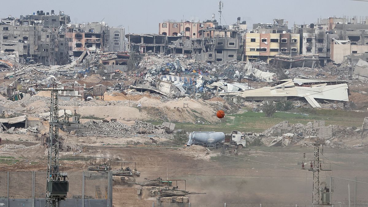 Izraeli katonák a gázai Sudzsajja negyed felé tartanak Dél-Izraelből 2023. december 21-én