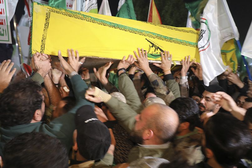 الحشد الشعبي يشيع أحد عناصره الذي قتل في الغارة التي شنتها مسيرة مجهولة