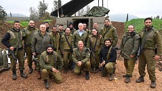 مايك بنس يتوسط جنودا إسرائيليين