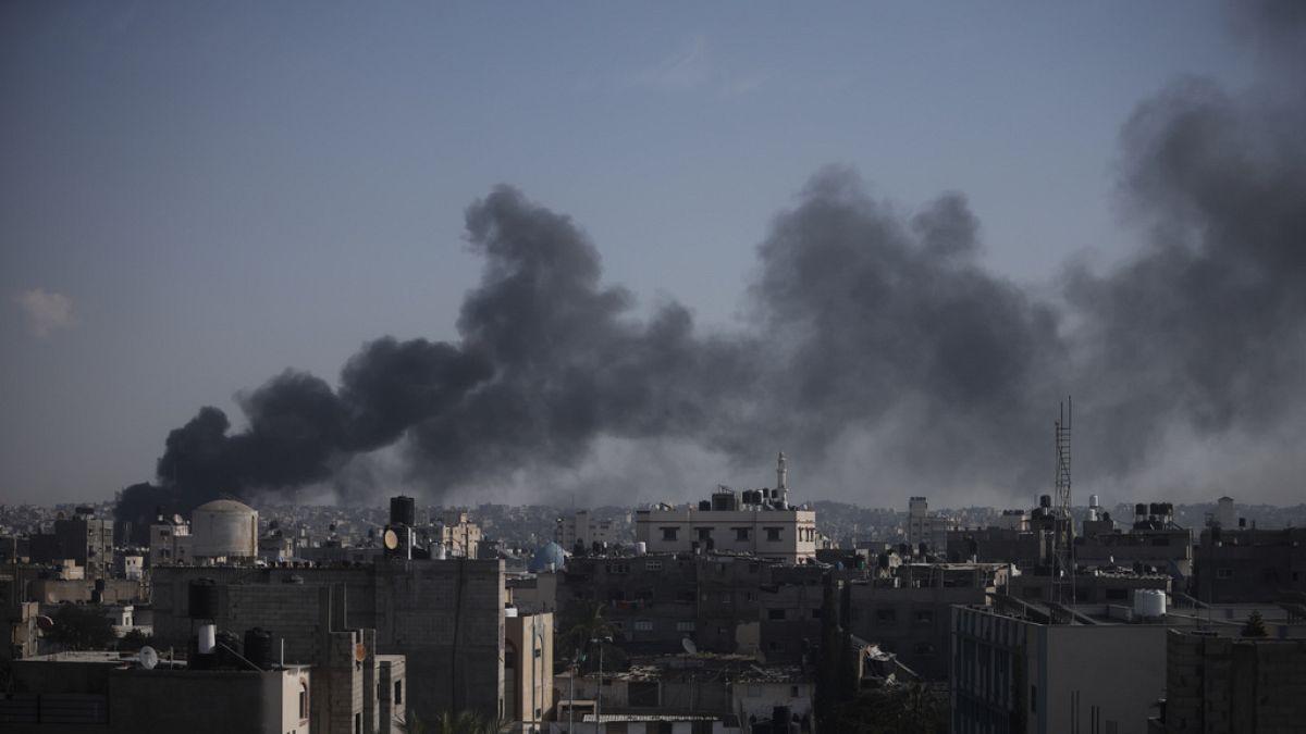 Una gran nube de humo sobre Jan Yunis, en Gaza.