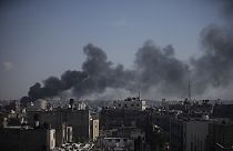 Füst száll fel egy izraeli légicsapás után Hán-Juniszban, a Gázai övezetben, 2024. január 6-án