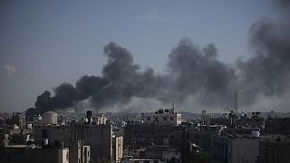 Füst száll fel egy izraeli légicsapás után Hán-Juniszban, a Gázai övezetben, 2024. január 6-án